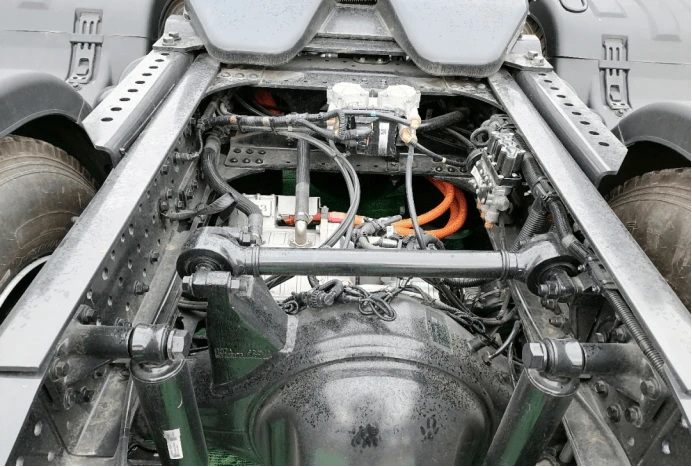 An electric heavy-duty truck equipped with an integral axle housing electric drive axle. An electric heavy-duty truck equipped with an integral axle housing electric drive axle.